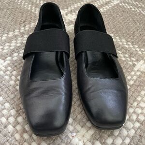Black Flats with Square Toe and Elastic Strap